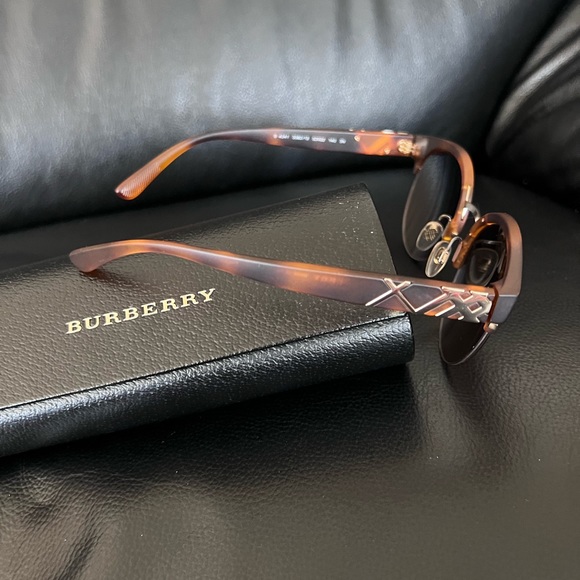 Almost new Burberry sunglasses, brown Made in Italy - Picture 3 of 5